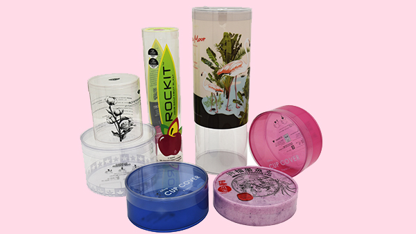 化妝品包裝盒放置在商店柜臺(tái)旁、家里的廚房或會(huì)議期間的桌面上